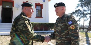 Ο Κωνσταντίνος Φλώρος επισκέφθηκε μονάδες των Ενόπλων Δυνάμεων και αντάλλαξε ευχές για το Πάσχα