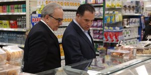 Επίσκεψη του Άδωνι Γεωργιάδη και του Νίκου Παπαθανάση σε σούπερ μάρκετ
