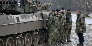 Ο Γερμανός Υπουργός Άμυνα τα λέει με στρατιώτες