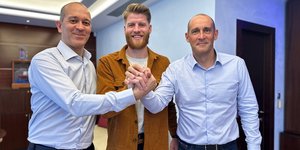 Ο Τόμας Γουόκαπ με τους αδερφούς Αγγελόπουλους μετά την επέκταση της συνεργασίας του έως το 2027