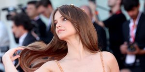 Γυναίκα με πλούσια μαλλιά