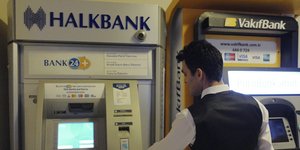 Ανδρας σε ATM της Halkbank 