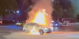 Κινέζικο ηλεκτρικό αυτοκίνητο παίρνει φωτιά εν κινήσει