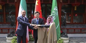 Ο ΥΠΕΞ του Ιράν Hossein Amirabdollahian (αριστερά) σε χειραψία με τον Σαουδάραβα ομόλογό του, Πρίγκιπα Faisal bin Farhan Al Saud (δεξιά) και τον Κινέζο ΥΠΕΞ, Qin Gang (κέντρο) στο Πεκίνο/ Iranian Foreign Ministry via AP