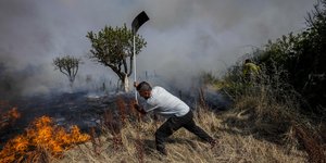 Άνδρας σβήνει φωτιά στην Ισπανία