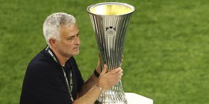 Ο Ζοσέ Μουρίνιο με το τρόπαιο του Conference League στα χέρια του