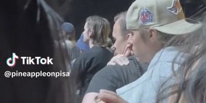 O Τζάστιν Μπίμπερ με τα μάτια κλειστά σε συναυλία στο Coachella
