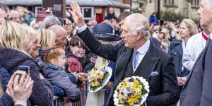 Βασιλιάς Κάρολος με ανθοδεσμη