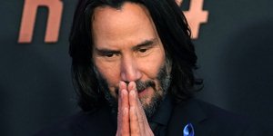 Ο Κιάνου Ριβς, πρωταγωνιστής του "John Wick: Chapter 4", σφίγγει τα χέρια του στην πρεμιέρα της ταινίας, Δευτέρα 20 Μαρτίου 2023, στο TCL Chinese Theatre στο Λος Άντζελες