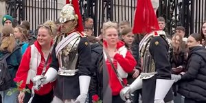 «Μην ακουμπάς!»: Βασιλικός φρουρός του Μπάκινγκχαμ ουρλιάζει σε τουρίστρια -Δείτε το viral βίντεο