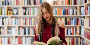 γυναικα ανοιγει πρασινο βιβλιο 