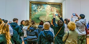 μπροστα σε πινακα 