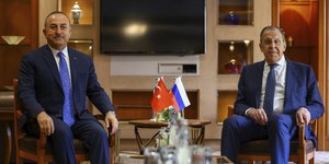 Τσαβούσογλου και Λαβρόφ κάθονται σε καρέκλες