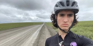 Ο Liam Garner, ο οποίος ταξίδεψε με ποδήλατο από την Αλάσκα στην Αργεντινή πάνω από ενάμιση χρόνο, στην Αλάσκα τον Αύγουστο του 2021