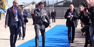 Ο Εμανουέλ Μακρόν κατά την άφιξή του στη Σύνοδο της Βόρειας Θάλασσας στην Οστάνδη του Βελγίου