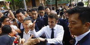 Ο Εμανουέλ Μακρόν με Κινέζους φοιτητές 