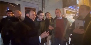 Σάλος στη Γαλλία με Μακρόν: Τραγουδάει στη μέση του δρόμου, μετά το διάγγελμα για το συνταξιοδοτικό