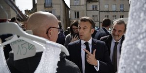 O Μακρόν έχει διάλογο με πολίτη σε λαϊκή αγορά