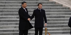 O Εμανουέλ Μακρόν με τον Κινέζο πρόεδρο Σι Τζινπίνγκ στην Κίνα