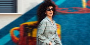 Η Μαρία Σολωμού με κοστούμι και sneakers