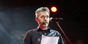 Ο Μάριος Αθανασίου διαβάζει κείμενο