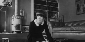 η Μέρι Κουάντ με μαύρο φόρεμα