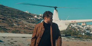 Ο Δημήτρης Λάλος πρωταγωνιστεί στη διαφήμιση για το Συνέδριο Τουρισμού στη Σαντορίνη