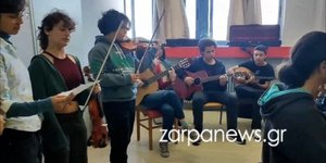 Μαθητές παίζουν τραγούδι για τα Τέμπη