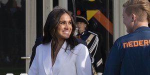 Η Μέγκαν Μαρκλ με λευκό ταγέρ