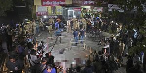 To σημείο στο Πραγιαγκράτζ της Ινδίας, όπου δολοφονήθηκε πρώην γκάνγκστερ που έγινε πολιτικός / Φωτογραφία: AP Photo / Rajesh Kumar Singh