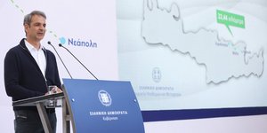 Ο Κυριάκος Μητσοτάκης στην εκδήλωση υπογραφής του έργου ΣΔΙΤ για το τμήμα Χερσόνησος - Νεάπολη του ΒΟΑΚ 