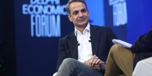 Ο Κυριάκος Μητσοτάκης στο Οικονομικό Φόρουμ των Δελφών, στη συζήτηση με τον Πίτερ Σπίγκελ/ Φωτογραφία: EUROKINISSI
