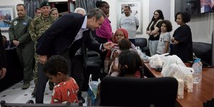 Ο Κυριάκος Μητσοτάκης συναντήθηκε με διασωθέντες από το Σουδάν