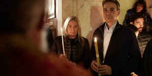 Κυριάκος Μητσοτάκης και Μαρέβα Γκραμπόφσκι-Μητσοτάκη παρακολούθησαν την Ακολουθία της Αναστάσεως στον Ιερό Ναό Αγίου Νικολάου Πύργου Τήνου/ Φωτογραφία: ΔΗΜΗΤΡΗΣ ΠΑΠΑΜΗΤΣΟΣ/ΓΡΑΦΕΙΟ ΤΥΠΟΥ ΠΡΩΘΥΠΟΥΡΓΟΥ/EUROKINISSI
