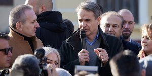 μητσοτακης παλτο μικροφωνο