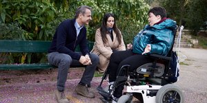 Ο Κυριάκος Μητσοτάκης με την παραολυμπιονίκη και παγκόσμια πρωταθλήτρια στο μπότσια Άννα Ντέντα και την προσωπική βοηθό της