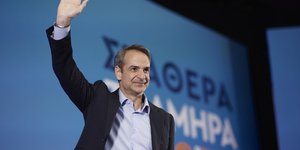Ο Κυριάκος Μητσοτάκης χαιρετά το πλήθος στη Ξάνθη