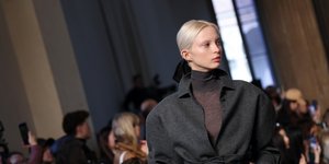 γυναίκα με ρούχα Max Mara