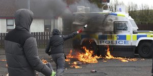 Κουκουλοφόροι πετούν μολότοφ σε αστυνομικό όχημα