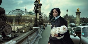 Η Ναόμι Κάμπελ ποζάρει για τη Vogue στο τεύχος φόρο τιμής στον Karl Lagerfeld