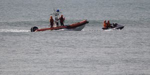 Διασώστες αναζητούν επιζώντες μετά από ναυάγιο