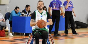 Ο Νίκος Παππάς με την ομάδα μπάσκετ με αμαξίδιο του Παναθηναϊκού