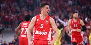 Ο Γιαννούλης Λαρεντζάκης στο Ολυμπιακός-Φενερμπαχτσέ