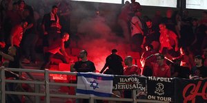 Οπαδοί της Χάποελ προσπαθούν να σβήσουν καπνογόνο