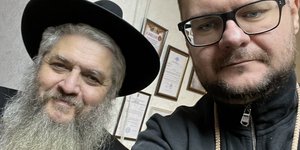 Ο Ραβίνος της κεντρικής συναγωγής του Κιέβου Μοσέ Ρεουβέν Αζμάν με τον Κώστα Ονισένκο