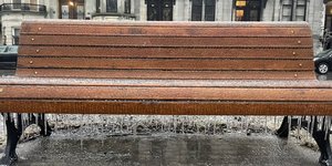 Πάγος σε παγκάκι