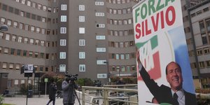 Εξω από το νοσοκομείο όπου νοσηλεύεται ο Σίλβιο Μπερλουσκόνι,