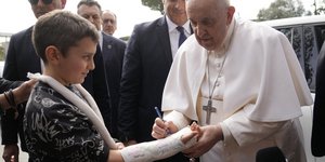 Ο πάπας Φραγκίσκος υπογράφει αυτόγραφο