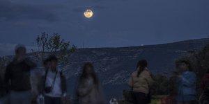 Ροζ φεγγάρι πάνω από την Αθήνα 