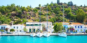 Πόρος, σπίτια και δεμένα σκάφη